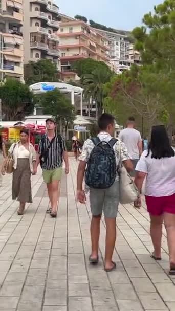 Arnavutluk Merkez Caddesi Embankment Otomobilleri Arnavutluk Şehrinde Turist Hayatı Yaşıyor — Stok video