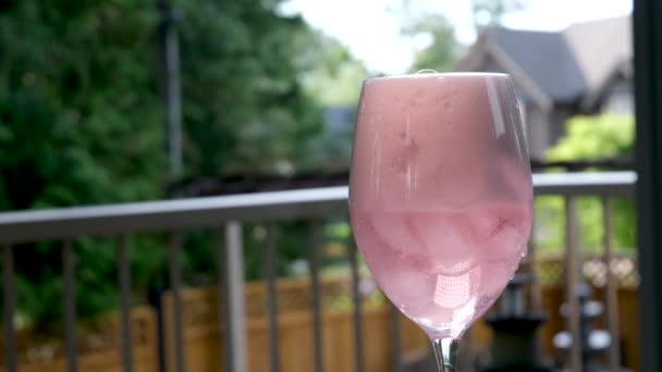 Barman Vult Roze Cocktail Met Rose Sprankelende Champagne Slow Motion — Stockvideo