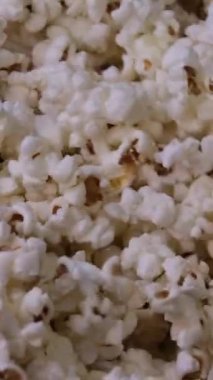 Evde özel bir makinede patlamış mısır pişirmek. Karamelli patlamış mısır tarifi. Yakın plan film için nefis bir ikram.
