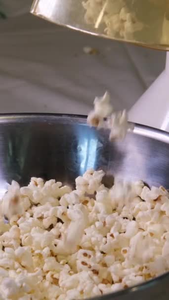 Приготування Попкорну Домашніх Умовах Спеціальній Машинній Карамелі Наповнення Карамелізованого Попкорну — стокове відео