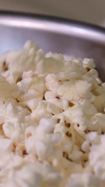 Lahodný Sladký Popcorn Spoustou Karamelu Karamelová Chuť Popcornu Zblízka Vysoce — Stock video