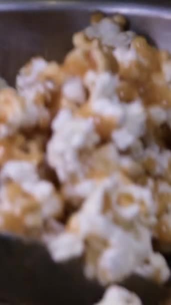 甜甜的爆米花 有大量焦糖 焦糖味的爆米花特写 高质量的4K镜头 — 图库视频影像