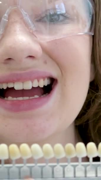 歯を白くする 完全な白い王冠の歯は日陰ガイドの漂白色 女性のベニヤの笑顔 歯科ケアおよび茎学 コピースペースと近づきます — ストック動画