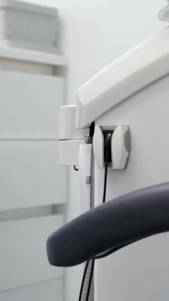 Лікарі Дезінфікують Стоматологічне Крісло Щоб Виграти Коронавірус Люди Роблять Ковадло — стокове відео