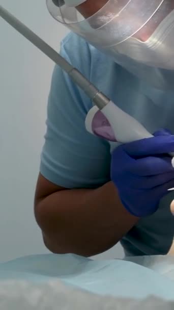 Профессиональная Чистка Зубов Стоматологической Клинике Удаление Камней Бляшек Молодые Специалисты — стоковое видео