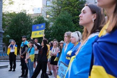 Kanada 'da Ukrayna şehir merkezinde Ukrayna bayraklarıyla savaş karşıtı gösteri geleneksel ulusal kıyafet posterlerinde nakışlı gömlekler giyen Kanada Vancouver 09.23.2023