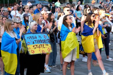 Kanada 'da Ukrayna şehir merkezinde Ukrayna bayraklarıyla savaş karşıtı gösteri geleneksel ulusal kıyafet posterlerinde nakışlı gömlekler giyen Kanada Vancouver 09.23.2023