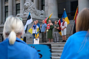 Kanada 'da Ukrayna şehir merkezinde Ukrayna bayraklarıyla savaş karşıtı gösteri geleneksel ulusal kıyafet posterlerinde nakışlı gömlekler giyen Kanada Vancouver 09.23.2023