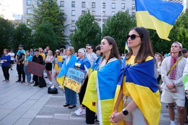 Kanada 'da Ukrayna şehir merkezinde Ukrayna bayraklarıyla savaş karşıtı gösteri geleneksel ulusal kıyafet posterlerinde nakışlı gömlekler giyen Kanada Vancouver 09.23.2023