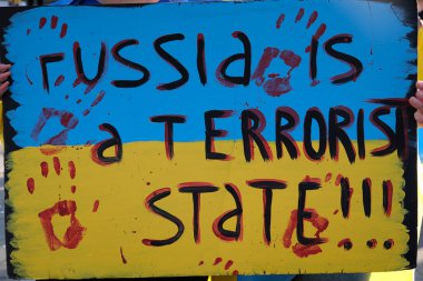 Kanada 'da Ukrayna şehir merkezinde Ukrayna' daki savaşa karşı gösteriler. Geleneksel ulusal kıyafet posterlerinde nakışlı gömlekler giyiyorlar. Vancouver 