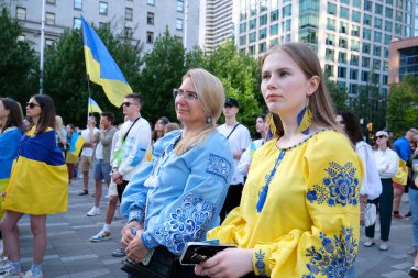 Kanada 'da Ukrayna şehir merkezinde Ukrayna bayraklarıyla savaş karşıtı gösteri geleneksel ulusal kıyafet posterlerinde nakışlı gömlekler giyen Kanada Vancouver 09.23.2023