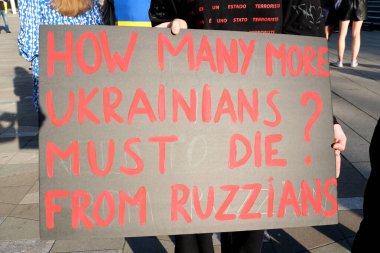 Kanada 'da Ukrayna şehir merkezinde Ukrayna' daki savaşa karşı gösteriler. Geleneksel ulusal kıyafet posterlerinde nakışlı gömlekler giyiyorlar. Vancouver 