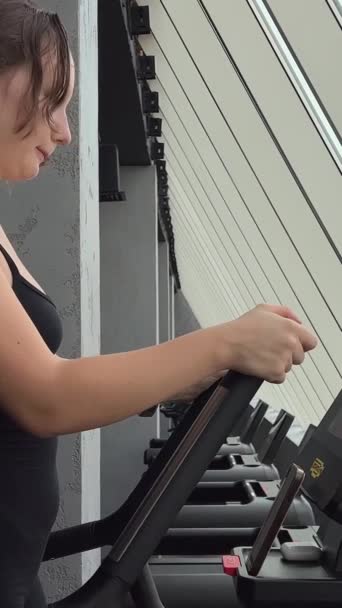 기계에 다리를 체육관에서 소녀에서 그림을 만들기 헤드폰 우크라이나 Vinnitsa 2023 — 비디오