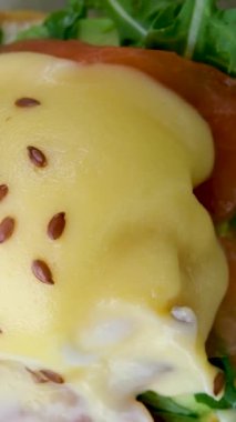 Ekmek tostu, haşlanmış yumurta, avokado hamuru, bezelye mikroçerezi ve kafede taze sebzeler. Kapatın, sırayla, kahvaltı zamanı. Yüksek kalite 4k görüntü
