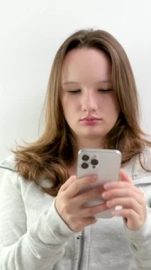 Genç bayan akıllı bir telefon kullanıyor ve ekrana dokunuyor. Yüksek kalite 4k görüntü