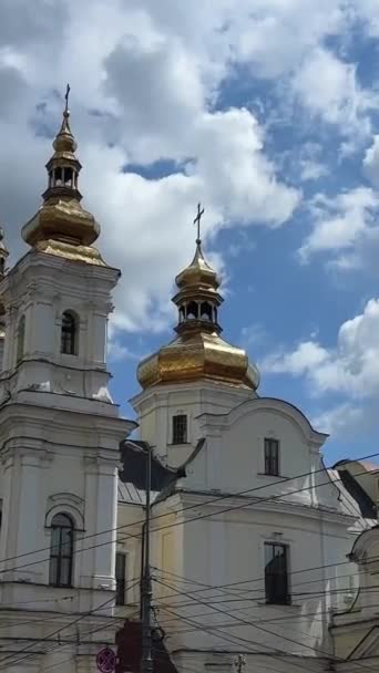 Cupole Oro Nella Chiesa Sullo Sfondo Del Cielo Blu Pareti — Video Stock