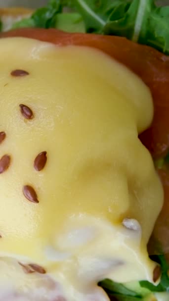 Хлебные Тосты Яйца Пашот Мякоть Авокадо Горох Микрозелень Свежие Овощи — стоковое видео