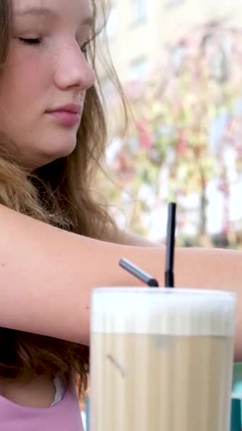 Femeie Fericită Care Bea Latte Gheață Într Parc Înregistrare Înaltă — Videoclip de stoc