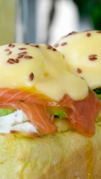 Ψωμί Τοστ Αυγά Ποσέ Πολτό Αβοκάντο Μπιζέλια Και Φρέσκα Λαχανικά — Αρχείο Βίντεο