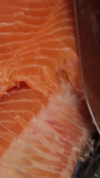 Руки Готовят Крупным Планом Шеф Повар Режет Ножом Красную Рыбу — стоковое видео