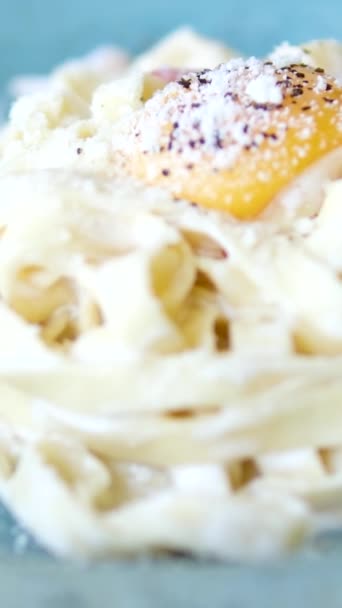 Restauracja Serwująca Makaron Carbonara Żółtko Jajka Środku Płyty Pokrojone Nożem — Wideo stockowe