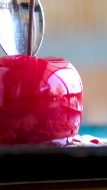 Tabakta Iştah Açıcı Tatlı Bir Parça Kek Kaşıkla Yenir Seçici — Stok video