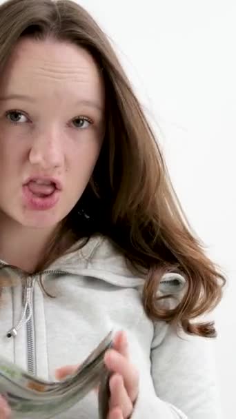 Νεαρή Έφηβη Γυναίκα Κουνώντας Χαρτονομίσματα Των 100 Δολαρίων Σαν Οπαδός — Αρχείο Βίντεο