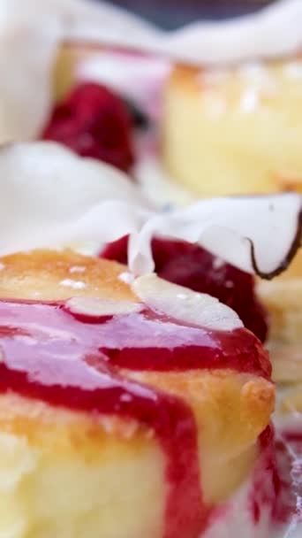 Tombé Myrtilles Sur Plat Russian Dessert Sucré Cheesecakes Syrniki Avec — Video