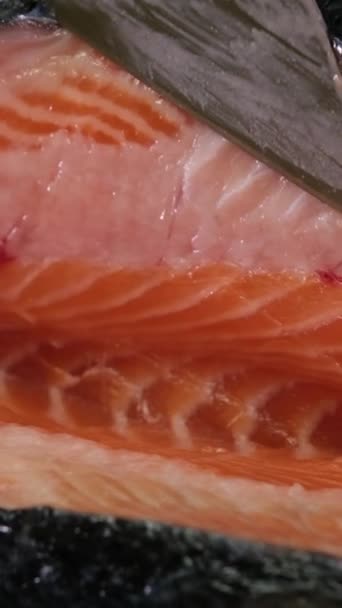Руки Готовят Крупным Планом Шеф Повар Режет Ножом Красную Рыбу — стоковое видео