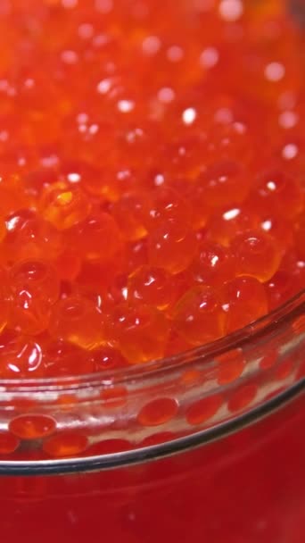 Lata Aberta Com Caviar Vermelho Fundo Mão Mantém Uma Colher — Vídeo de Stock