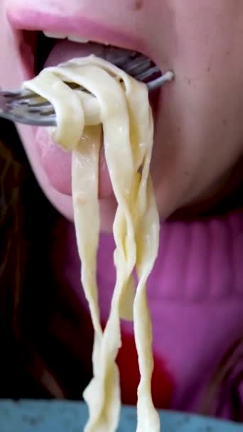 Gros Plan Une Fourchette Prenant Des Spaghettis Avec Sauce Carbonara — Video