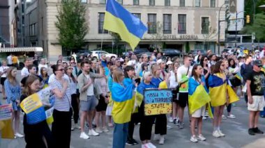 Kanada 'da Ukrayna şehir merkezinde Ukrayna bayraklarıyla savaş karşıtı gösteri geleneksel ulusal kıyafet posterlerinde nakışlı gömlekler giyen Kanada Vancouver 09.23.2023