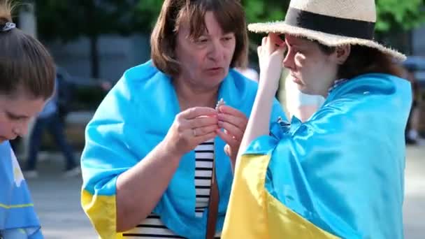 Demonstration Kanada Stadtzentrum Gegen Den Krieg Der Ukraine Menschen Mit — Stockvideo