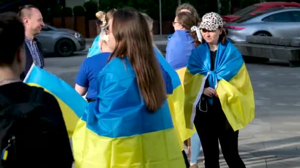 在加拿大市中心举行的反对战争的示威游行在乌克兰 人们拿着乌克兰国旗 穿着绣花衬衫 穿着传统的民族服装海报在加拿大温哥华 2023 — 图库视频影像