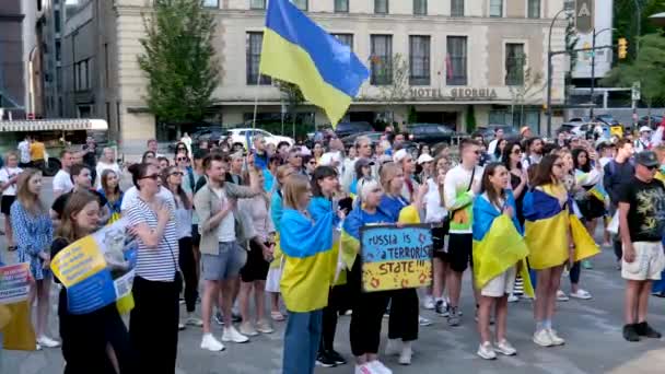 Demonstracja Kanadzie Centrum Miasta Przeciwko Wojnie Ukrainie Ludzie Flagami Ukrainy — Wideo stockowe