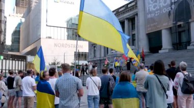 Kanada 'da Ukrayna şehir merkezinde Ukrayna bayraklarıyla savaş karşıtı gösteri geleneksel ulusal kıyafet posterlerinde nakışlı gömlekler giyen Kanada Vancouver 09.23.2023