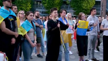 Kanada 'da Ukrayna şehir merkezinde Ukrayna bayraklarıyla savaş karşıtı gösteri geleneksel ulusal kıyafet posterlerinde nakışlı gömlekler giyen Kanada Vancouver 09.23.2023