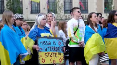 Kanada 'da Ukrayna şehir merkezinde Ukrayna bayraklarıyla savaş karşıtı gösteri geleneksel ulusal kıyafet posterlerinde nakışlı gömlekler giyen Kanada Vancouver 09.23.2023