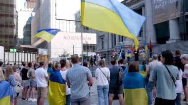 Kanada 'da Ukrayna şehir merkezinde Ukrayna bayraklarıyla savaş karşıtı gösteri geleneksel ulusal kıyafet posterlerinde nakışlı gömlekler giyen Kanada Vancouver 09.23.2023