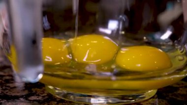 Lezzetli waffle 'ları elektrikli waffle ızgarasında yumurta çırpma malzemesi kullanarak hazırlama işlemi. Yumurta, şekeri yakın plan yemek tarifi olarak ekliyor. Ahududu süsler. Bir dizi video.