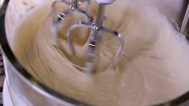 Lezzetli waffle 'ları elektrikli waffle ızgarasında yumurta çırpma malzemesi kullanarak hazırlama işlemi. Yumurta, şekeri yakın plan yemek tarifi olarak ekliyor. Ahududu süsler. Bir dizi video.