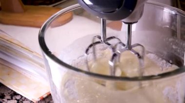 Lezzetli waffle 'ları elektrikli waffle ızgarasında yumurta çırpma malzemesi kullanarak hazırlama işlemi. Yumurta, şekeri yakın plan yemek tarifi olarak ekliyor. Ahududu süsler. Bir dizi video.