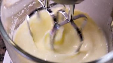 Lezzetli waffle 'ları elektrikli waffle ızgarasında yumurta çırpma malzemesi kullanarak hazırlama işlemi. Yumurta, şekeri yakın plan yemek tarifi olarak ekliyor. Ahududu süsler. Bir dizi video.