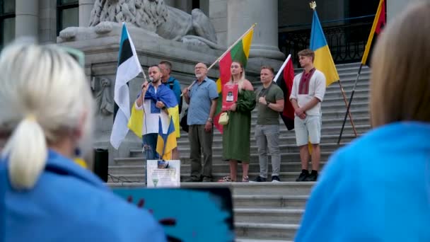 在加拿大市中心举行的反对战争的示威游行在乌克兰 人们拿着乌克兰国旗 穿着绣花衬衫 穿着传统的民族服装海报在加拿大温哥华 2023 — 图库视频影像