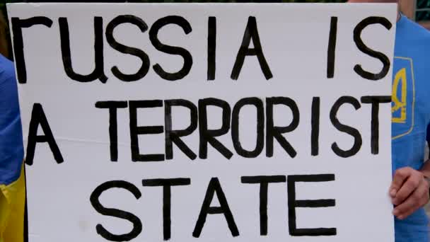 Manifestação Canadá Centro Cidade Contra Guerra Ucrânia Pessoas Com Bandeiras — Vídeo de Stock