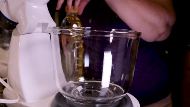 가공업자 가루를 사용하여 달콤한 맛있는 와플을 준비하는 클로즈업 조리법을 추가합니다 — 비디오