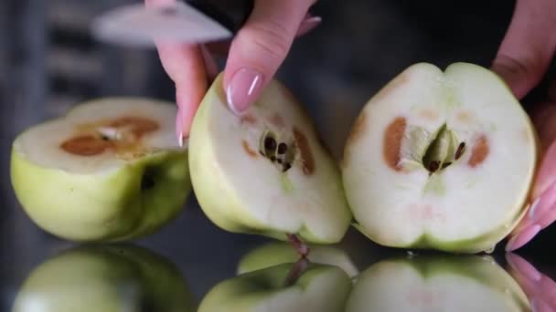 Rådne Forkælede Frugter Smukke Toppen Rådne Inde Druer Æbler Smide – Stock-video
