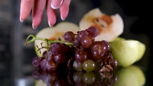Σάπια Κακομαθημένα Φρούτα Όμορφα Στην Κορυφή Σάπια Σταφύλια Και Μήλα — Αρχείο Βίντεο