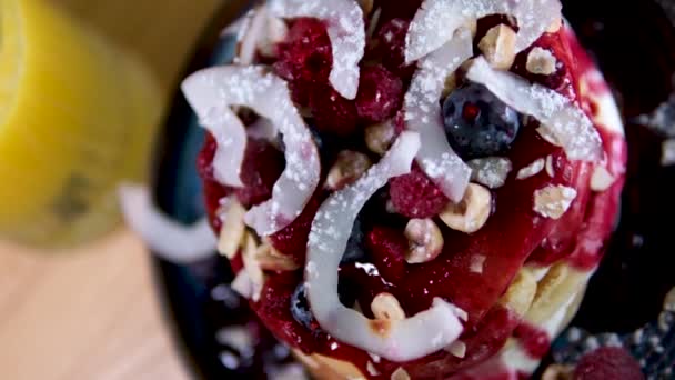 코코넛 플레이크 헤이즐넛 아몬드 플레이크 라즈베리와 크림과 맛있는 식사를 잼으로 — 비디오