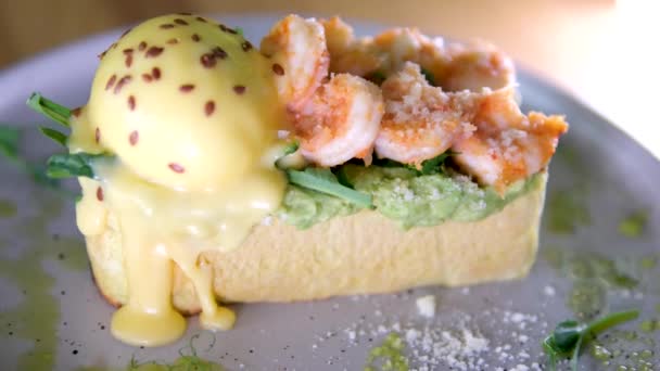 Lezzetli Karides Karidesli Benedict Peynirli Avokado Yumurtalı Tost Parmesan Yeşili — Stok video